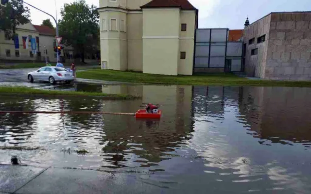 Bouřky na jihu Moravy komplikovaly dopravu. V centru Brna plavala auta. Foto: HZS JMK