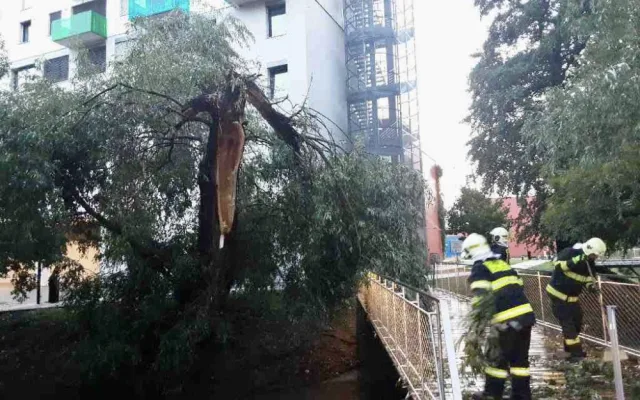 Bouřky na jihu Moravy komplikovaly dopravu. V centru Brna plavala auta. Foto: HZS JMK