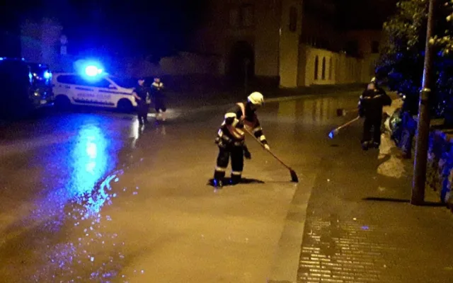 Bouřky na jihu Moravy komplikovaly dopravu. V centru Brna plavala auta. Foto: HZS JMK