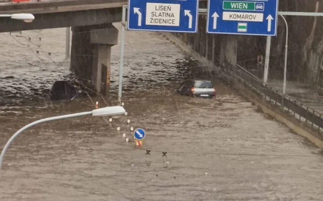 Bouřky na jihu Moravy komplikovaly dopravu. V centru Brna plavala auta. Foto: Nikola Kociánová/Facebook