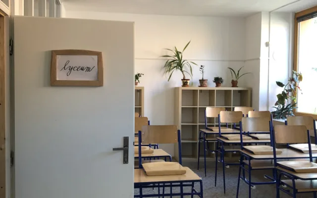 Brno otevřelo alternativní lyceum. Žáci nedostávají známky a pracují s dřevem