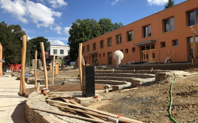 Stavba atria v areálu školy
