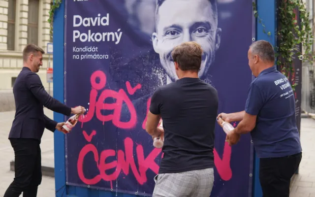 Kontejner před Kostelem sv. Jakuba slavnostně pokřtili David Pokorný, Tomáš Žilinský a Jiří Dušek.