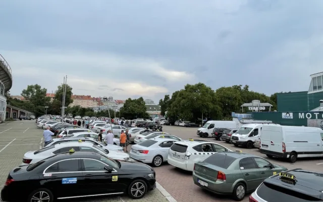 V Brně si dali sraz rozlobení taxikáři. Protestní jízdou upozornili, že jim vadí řidiči Uberu