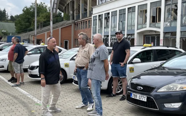 V Brně si dali sraz rozlobení taxikáři. Protestní jízdou upozornili, že jim vadí řidiči Uberu