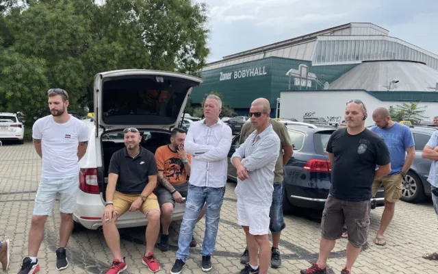 V Brně si dali sraz rozlobení taxikáři. Protestní jízdou upozornili, že jim vadí řidiči Uberu