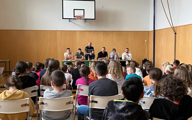 Profi zápasníci z klecí rozdávají brněnským školákům rady proti šikaně