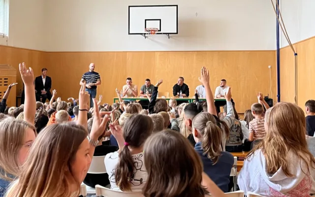 Profi zápasníci z klecí rozdávají brněnským školákům rady proti šikaně