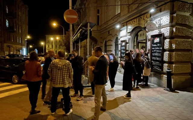 VOLBY 2022: ODS kráčí za vítězstvím v Brně. Před volebním štábem se čeká na primátorku FOTO: Michal Šťastný