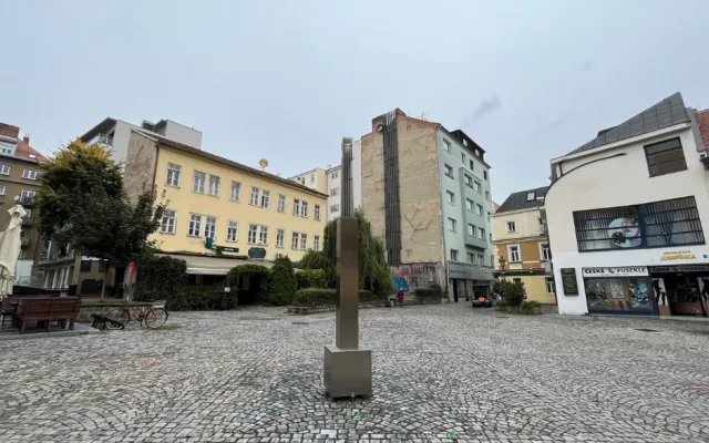 Socha Levitace z dílny akademického sochaře.