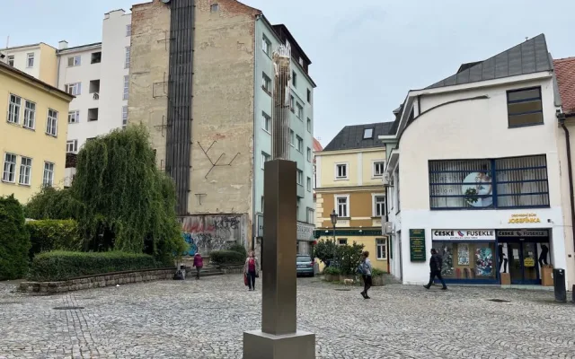 Socha Levitace z dílny akademického sochaře.
