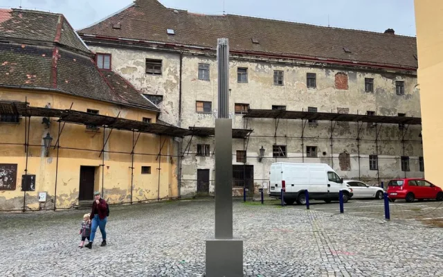 Socha Levitace z dílny akademického sochaře.