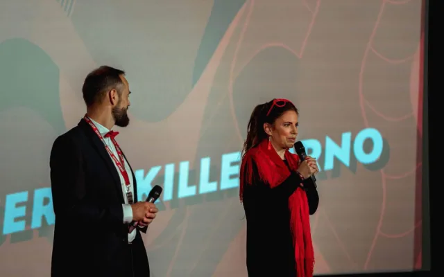 Dobré ráno, Brno, říká režisér Prušinovský a tropí si z města žerty. Nejvíc to schytává Česká televize
