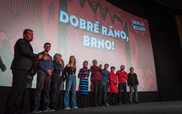 Dobré ráno, Brno, říká režisér Prušinovský a tropí si z města žerty. Nejvíc to schytává Česká televize