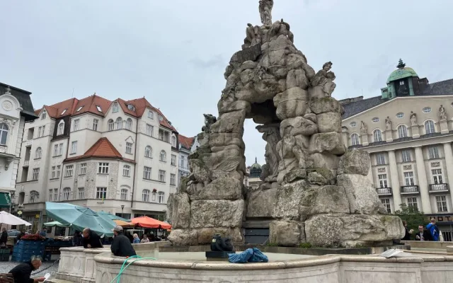 Na vině za předčasným zazimováním kašen je chladno i drahé energie.