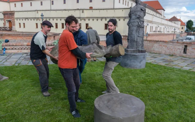 V Brně vystavili psí těla bez hlav. Armáda soch hlídá Špilberk