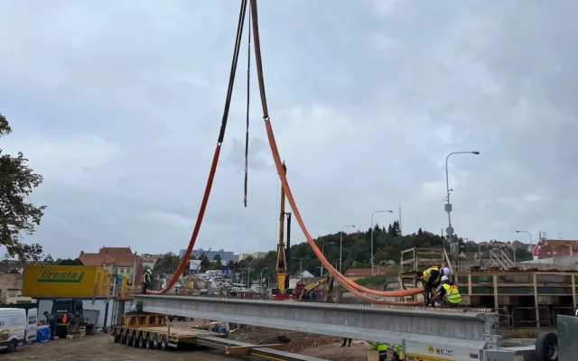Brnu roste další úsek městského okruhu. Dělníci jeřábem usazují nosníky nového mostu