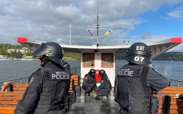 Brněnští strážnici nacvičovali zásahy v krizových situacích na lodi. Součástí tréninku byli i psi
