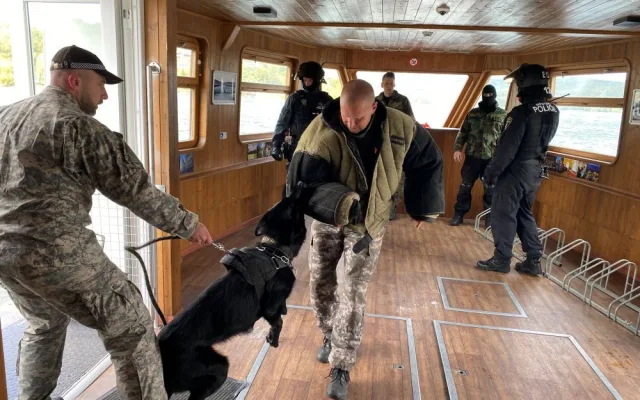 Brněnští strážnici nacvičovali zásahy v krizových situacích na lodi. Součástí tréninku byli i psi