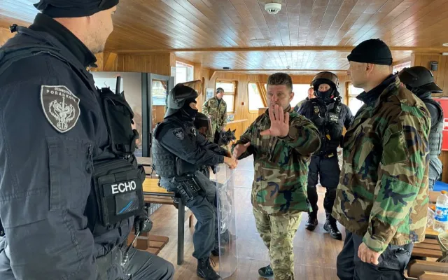 Brněnští strážnici nacvičovali zásahy v krizových situacích na lodi. Součástí tréninku byli i psi