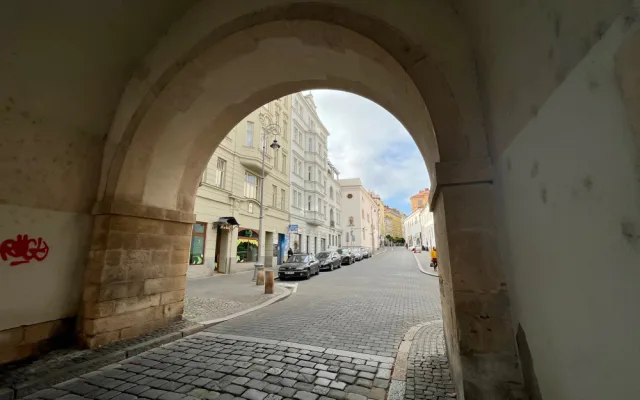 Brno zadalo zakázku architektům, aby navrhli opravu Měnínské brány