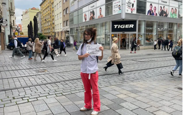Lidem v Brně dělá radost muž s ocasem. Na počkání skládá básně