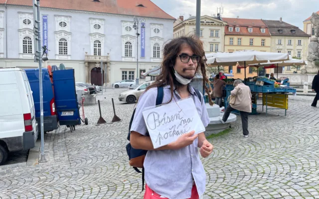 Lidem v Brně dělá radost muž s ocasem. Na počkání skládá básně