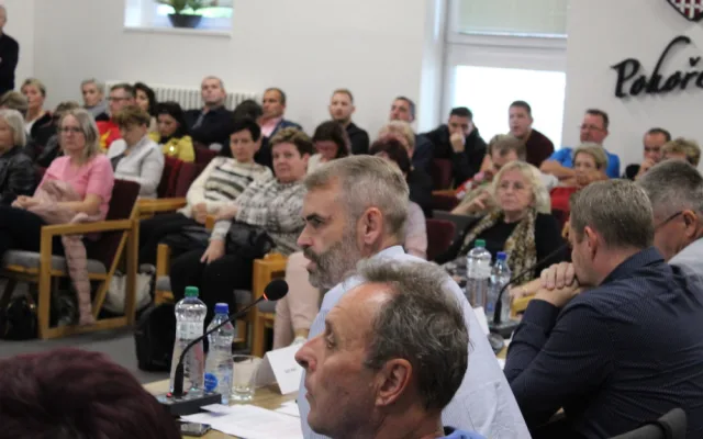 Stovka lidí, emotivní diskuze a premiéra Šlachty. Pohořelice vřely kvůli volbám