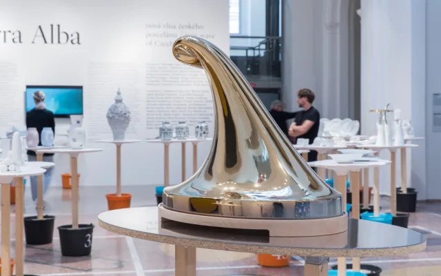 Do Brna dorazila výstava českého porcelánu