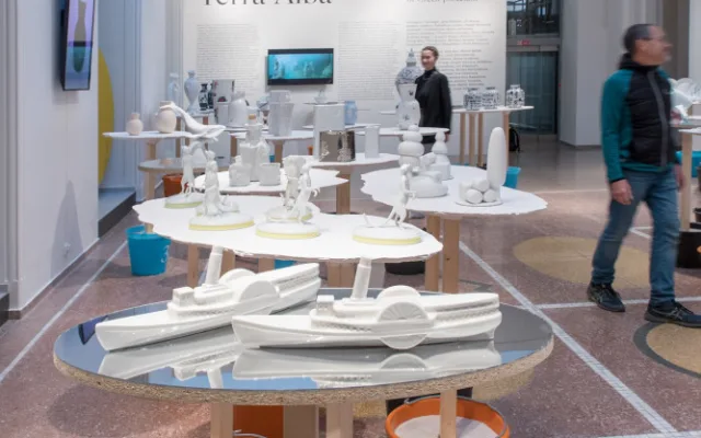 Do Brna dorazila výstava českého porcelánu