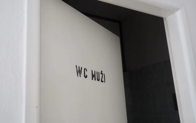 Muži z brněnské techniky dostali na záchody dámské vložky
