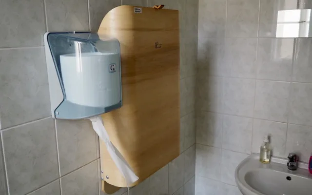 Muži z brněnské techniky dostali na záchody dámské vložky