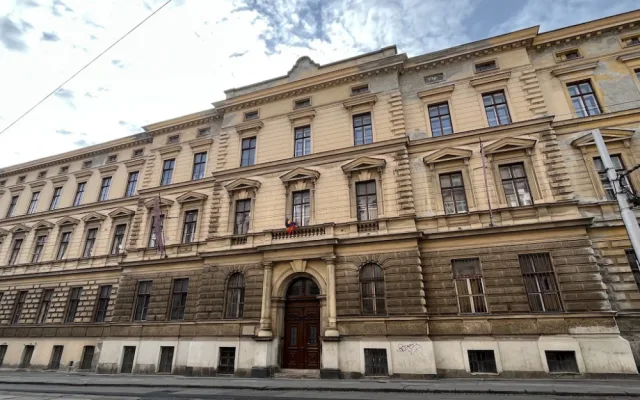 Muži z brněnské techniky dostali na záchody dámské vložky
