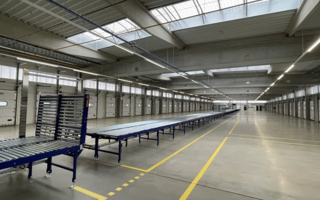 U Hustopečí u Brna vyrostlo obří depo. Zhasínejte, žádá město