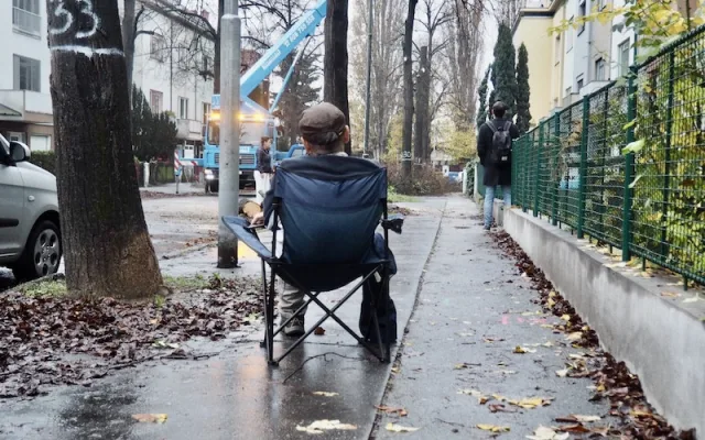 Lidmi z Brna cloumají emoce. Dělníci kácí stoletou lipovou alej