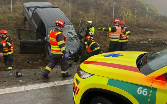 Dálnici D1 za Brnem blokovala nehoda. Opilý řidič narazil do dodávky policistů, jeden je těžce zraněný