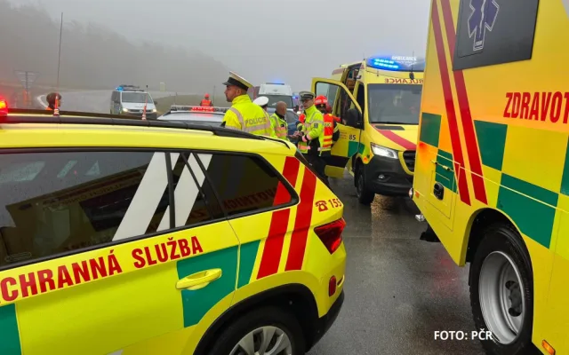 Dálnici D1 za Brnem blokovala nehoda. Opilý řidič narazil do dodávky policistů, jeden je těžce zraněný