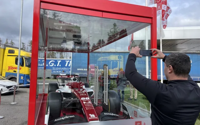 U Brna zaparkovala formule. Lidé monopost F1 obdivují na benzínce