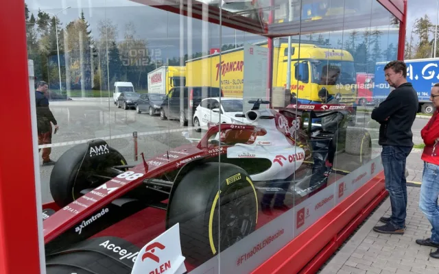 U Brna zaparkovala formule. Lidé monopost F1 obdivují na benzínce