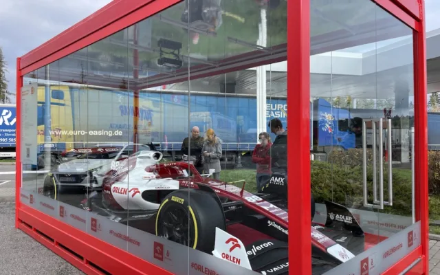 U Brna zaparkovala formule. Lidé monopost F1 obdivují na benzínce