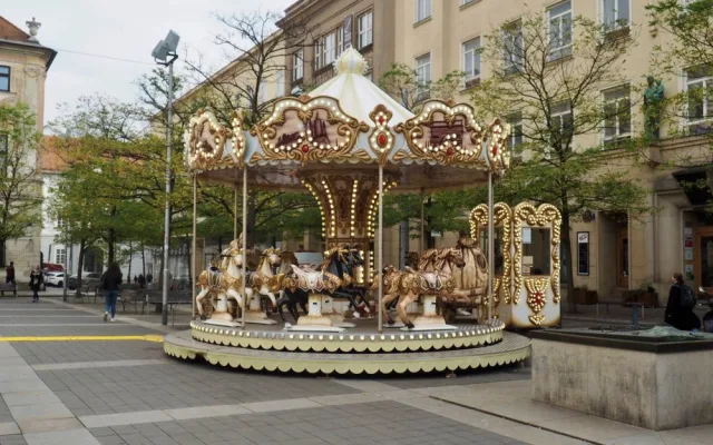 Brno se obléká do vánočního. Ulice města zaplavily girlandy ve tvaru sněhových vloček