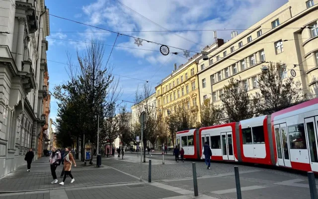 Brno se obléká do vánočního. Ulice města zaplavily girlandy ve tvaru sněhových vloček