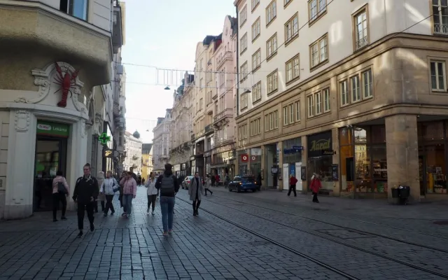 Brno se obléká do vánočního. Ulice města zaplavily girlandy ve tvaru sněhových vloček
