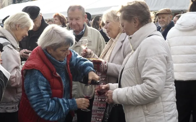 Tisíce lidé v Brně vítaly svatého Martina. Rozlil jim první letošní víno