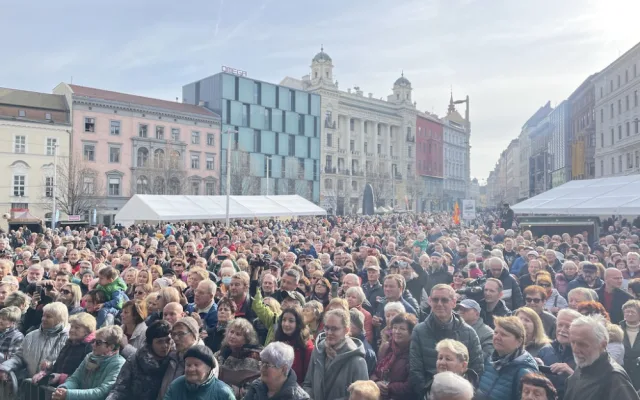 Tisíce lidé v Brně vítaly svatého Martina. Rozlil jim první letošní víno