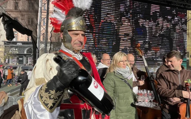 Tisíce lidé v Brně vítaly svatého Martina. Rozlil jim první letošní víno
