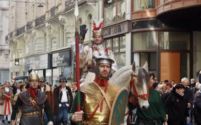 Tisíce lidé v Brně vítaly svatého Martina. Rozlil jim první letošní víno