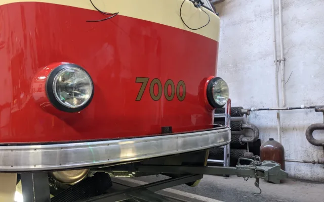 Brňané opravili retro šalinu z Prahy. Bude vozit cestující při mimořádných jízdách