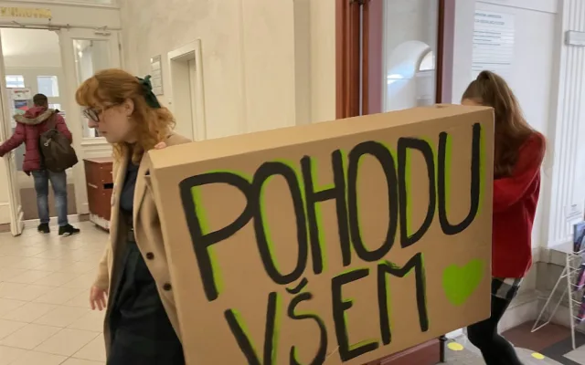 Studenti z Brna okupují školu kvůli klimatu. Běžte spát jinam, vyhání je děkan