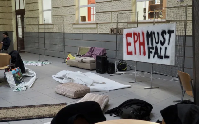 Studenti z Brna okupují školu kvůli klimatu. Běžte spát jinam, vyhání je děkan